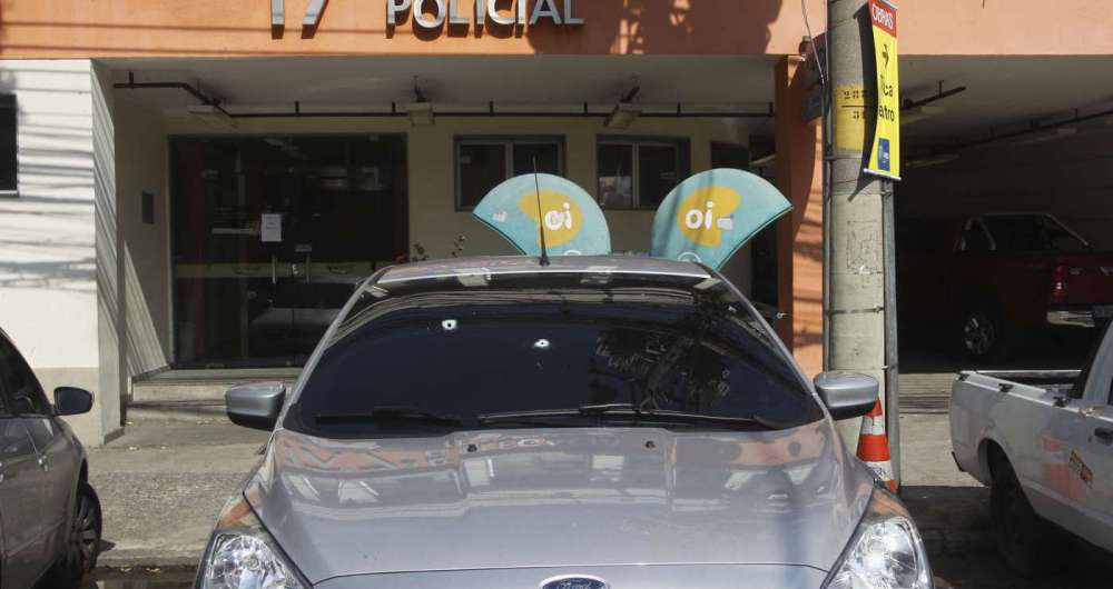 Carro usado pelos policiais ficou com marca de tiros