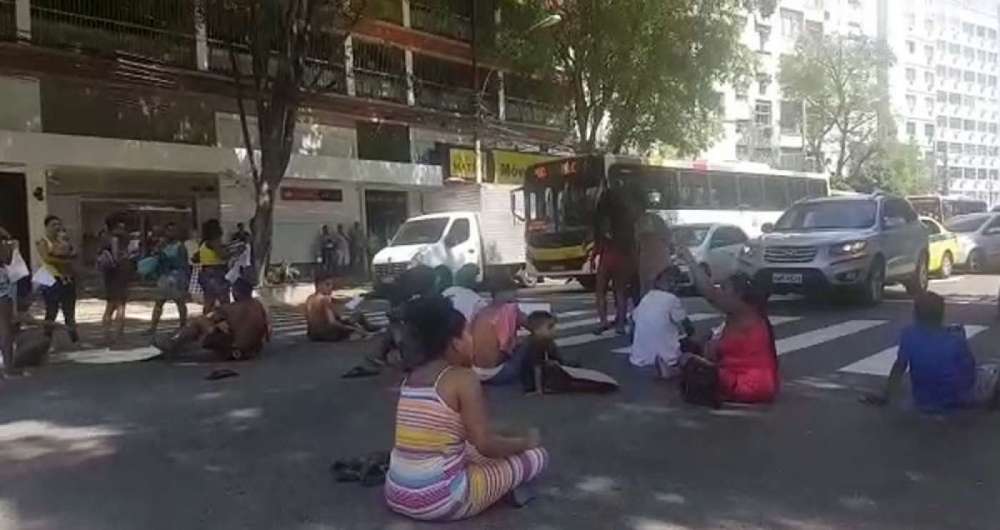 Moradores do Salgueiro sentaram no meio do asfalto da Rua Conde de Bonfim, na Tijuca. Eles protestam contra morte de jovem e acusam o Bope