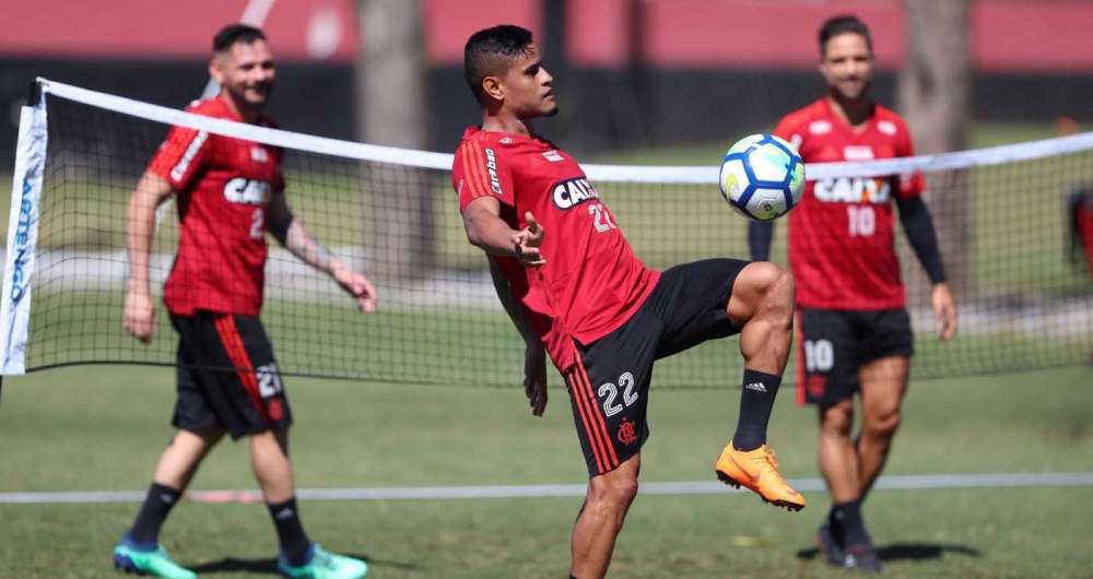 Everton joga futev�lei em treino no Ninho do Urubu: clima de despedida