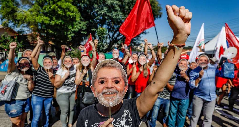 O acampamento em frente ao prdio onde Lula est preso, em Curitiba, atraiu apoiadores ao longo da semana, como esses estudantes da Unila