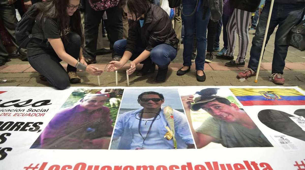 Amigos de jornalistas e motorista equatorianos acendem velas em Quito depois de saber dos assassinatos  - AFP PHOTO / RODRIGO BUENDIA