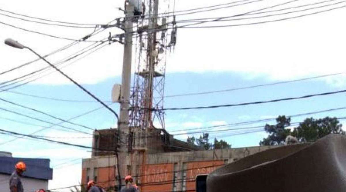 Homem ameaça se jogar de poste