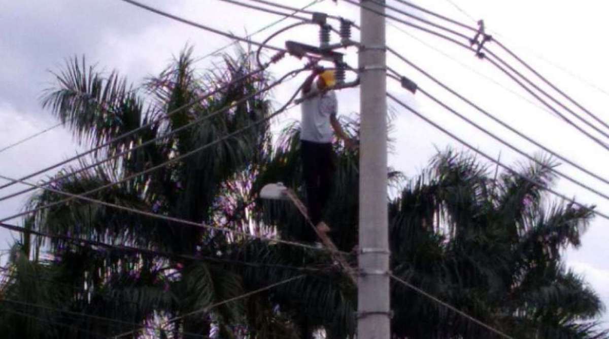 Homem ameaça se jogar de poste