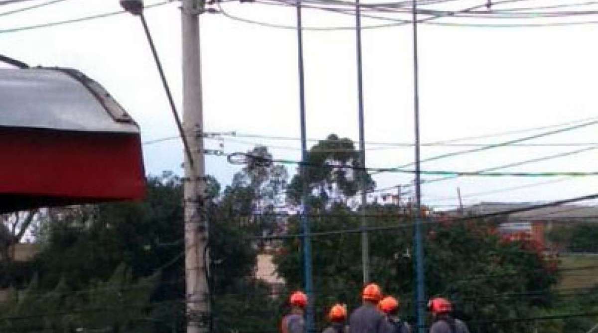 Homem ameaça se jogar de poste