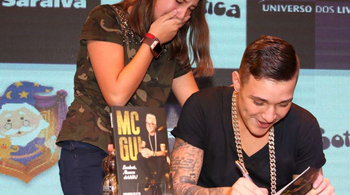 Tarde de autógrafos do livro de MC Gui