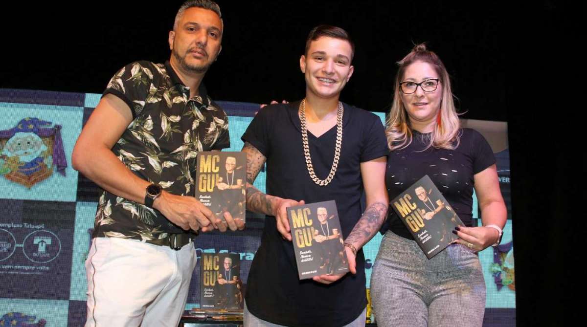 Tarde de autógrafos do livro de MC Gui