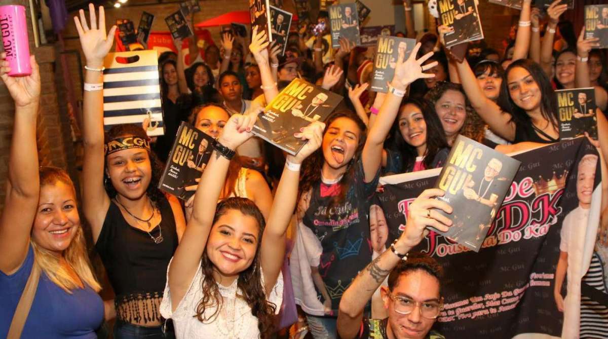 Tarde de autógrafos do livro de MC Gui