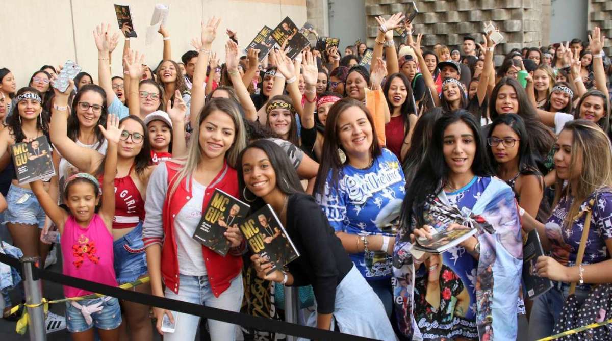 Tarde de autógrafos do livro de MC Gui