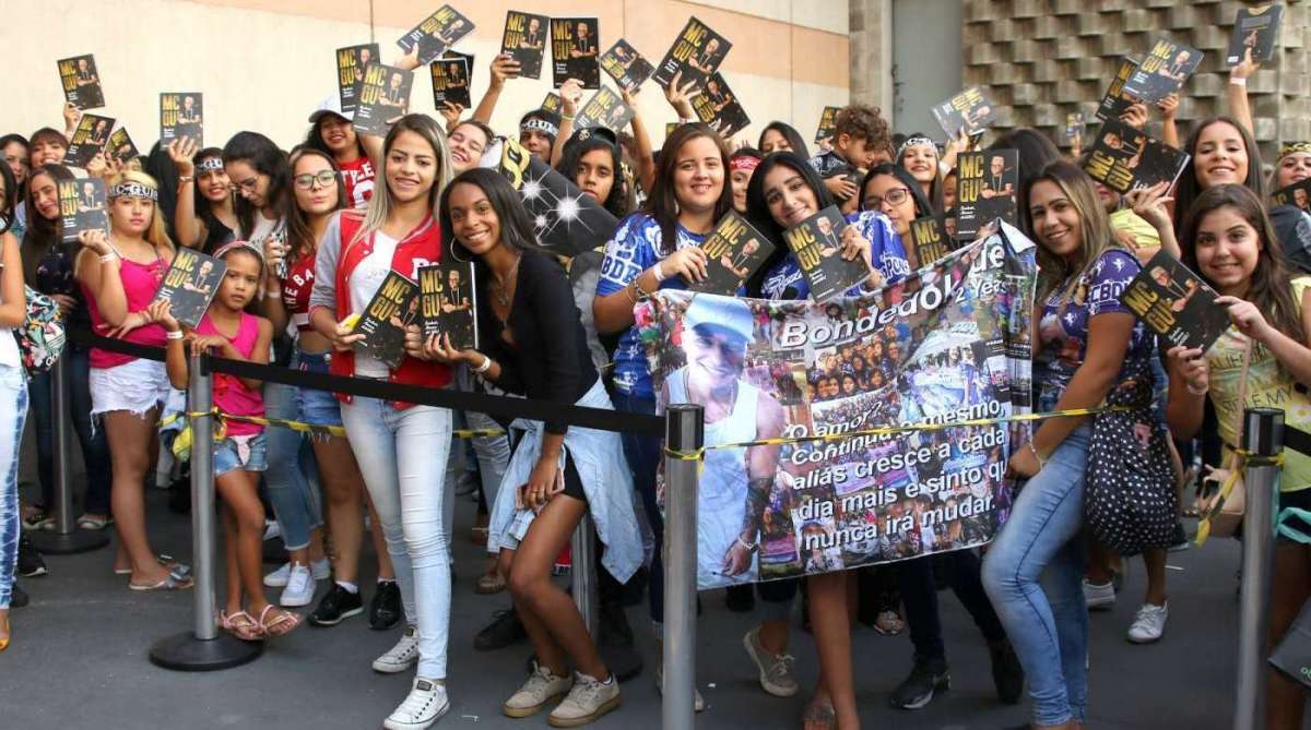 Tarde de autógrafos do livro de MC Gui