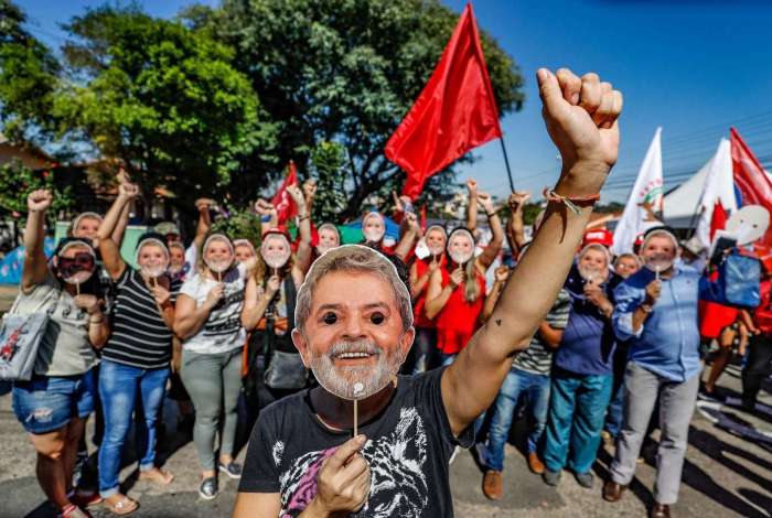 O acampamento em frente ao pr�dio onde Lula est� preso, em Curitiba, atraiu apoiadores ao longo da semana, como esses estudantes da Unila