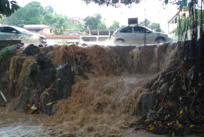 Na Avenida Joaquim da Costa Lima, em Belford Roxo, uma cachoeira se formou em meio ao asfalto