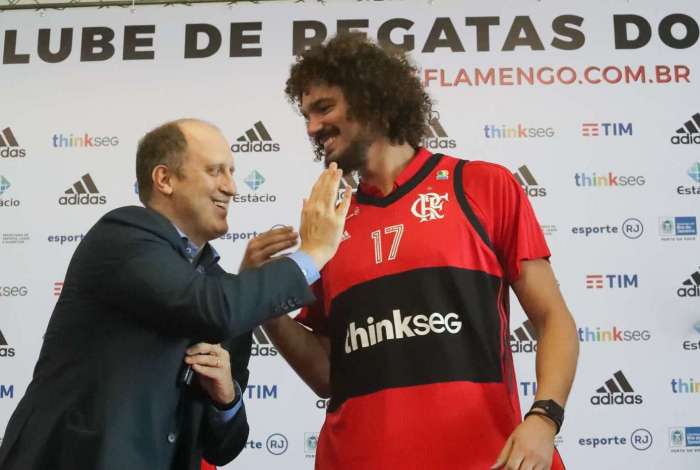 O vice-presidente de Esportes Ol�mpicos do Flamengo, Alexandre P�voa, durante a apresenta��o de Anderson Varej�o, do basquete