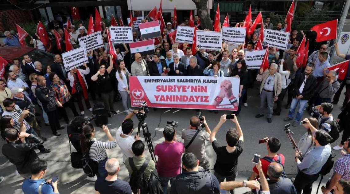 Na Turquia, membros do Partido Patriótico seguram bandeiras e uma faixa que diz "Contra a agressão, estamos com a Síria"


The United States, Britain and France carried out a wave of pre-dawn strikes against the Assad regime in response to a suspected chemical weapons attack that killed dozens of civilians on April 7. Turkish President welcomed Western strikes against Assad's regime as "appropriate" in retaliation for Damascus' "inhumane" attacks.  / AFP PHOTO / ADEM ALTAN