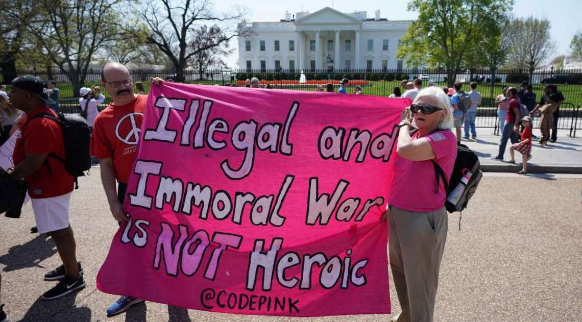 Demonstrators take part in a protest against the US bombing of Syria in front of the White House on April 14, 2018 in Washington, DC. / AFP PHOTO / Mandel NGAN
      Caption