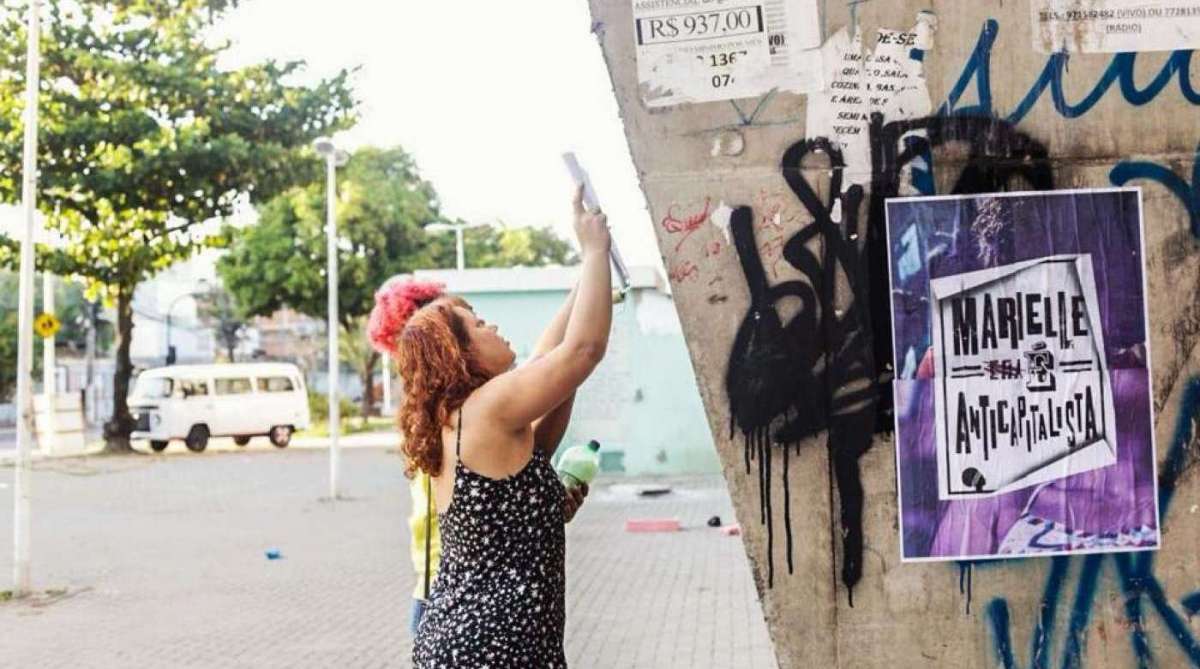 Ativistas colaram cartazes em homenagem à vereadora Marielle Franco em Manguinhos