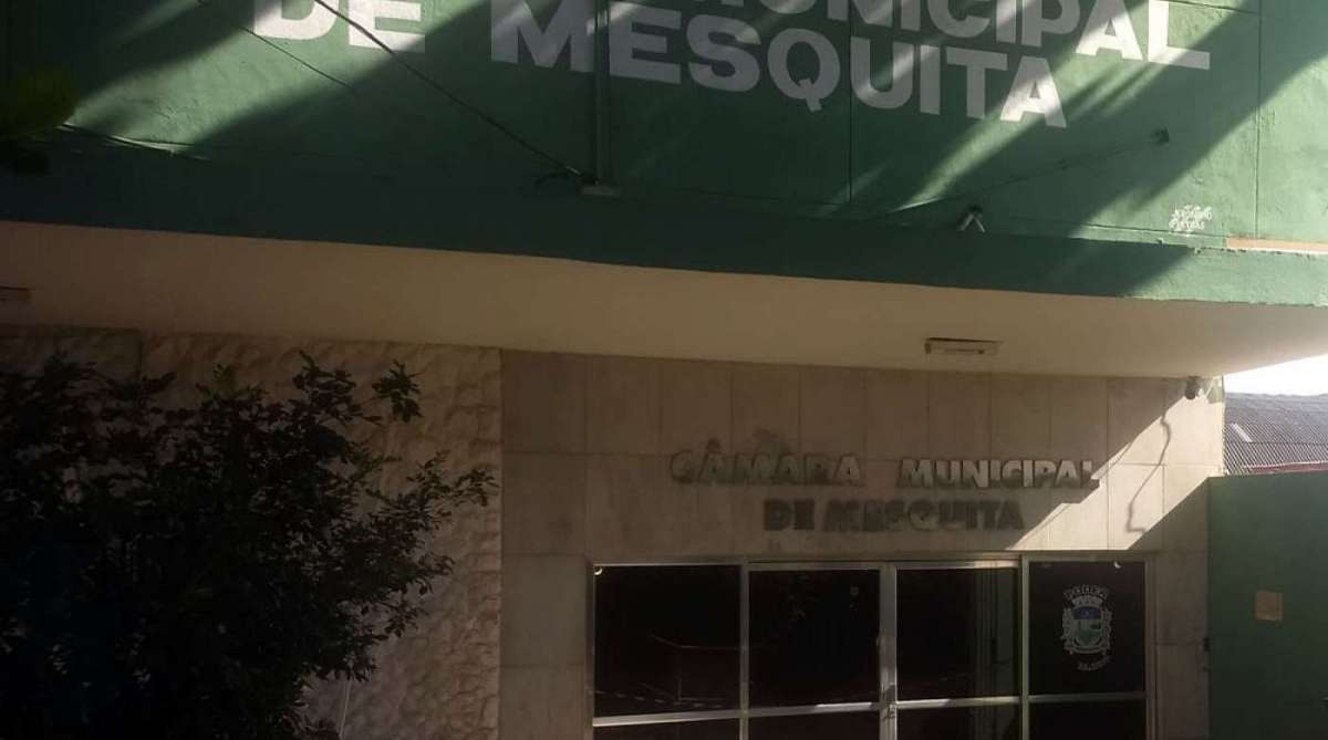 Fachada do prédio é atingida por tiros