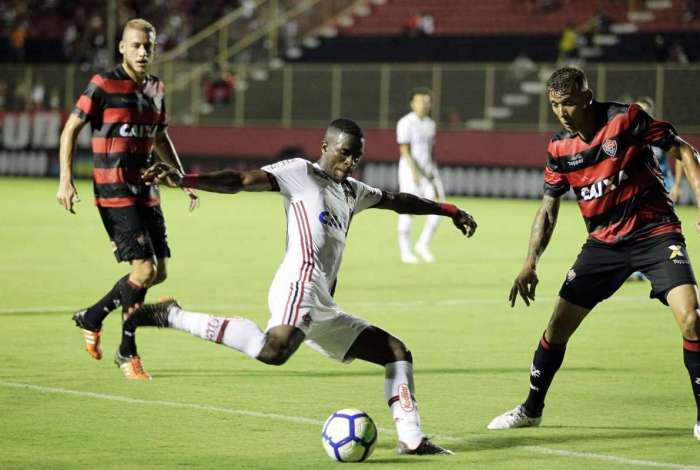 Vitória e Flamengo fizeram jogo polêmico no Barradão