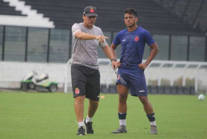 Z� Ricardo passa instru��es para Evander no treino do Vasco em S�o Janu�rio: uma �nica d�vida no time