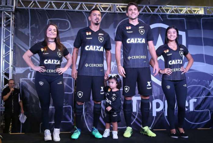 Rodrigo Lindoso e Igor Rabello serviram de modelo na apresenta��o das novas camisas do Botafogo