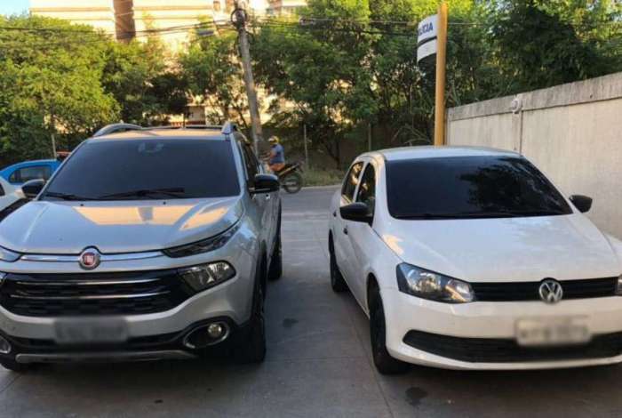 Carros apreendidos com o guarda municipal e a esposa