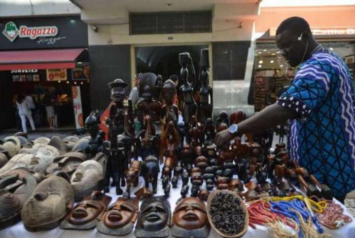 O senegal�s Ndiaga Sow vende objetos decorativos africanos em S�o Paulo