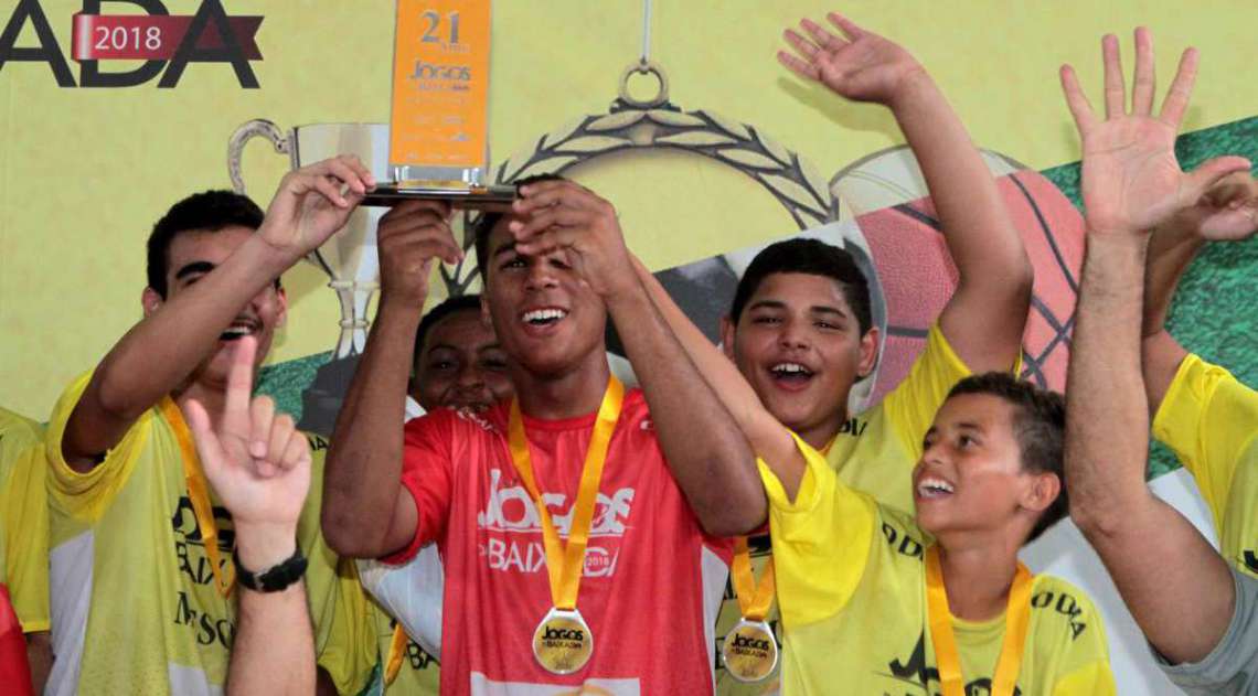 Um dos destaques, goleiro T�lio ergue trof�u no sub-14 e comemora com os colegas