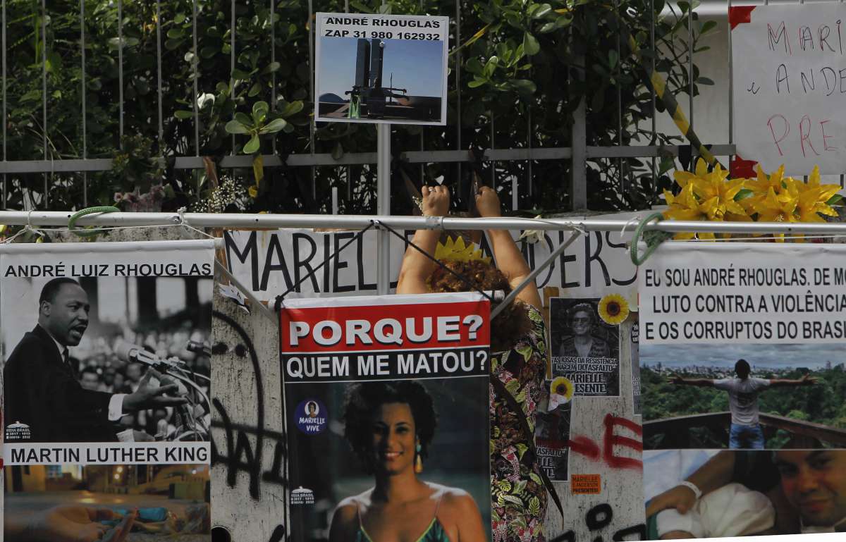 Protestos em varios pontos da Cidade em homenagem a Vereadora Marielle  assassinada no centro do Rio, hoje completa um mes , movimento   por  Justiça , no local que foi assassinada ,flores cartazes e um homem que veio de Minas protesta em uma cruz André  Rhouglas ,Foto  Severino  Silva Agencia O Dia