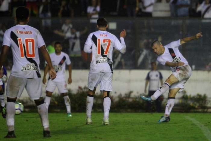 Wagner solta a bomba de esquerda para marcar o primeiro gol do Vasco, aos 41 minutos do segundo tempo