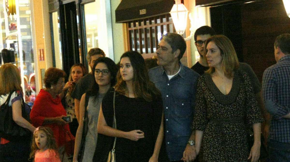 William Bonner passeia no shopping com a namorada, Natasha Dantas, e os filhos