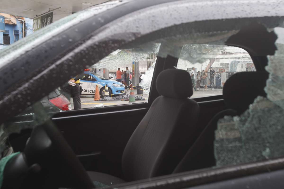 Tentativa de assalto no posto de gasolina da Rua 24 de Maio com Romaria Calmom Zona Norte do Rio deixa um Policial ferido e um Bandido morto , Claudecir Figueira Foto  Severino  Silva Agencia O Dia