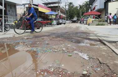 Prefeitura publica obras de pavimentação, mas população denuncia buracos em bairros esquecidos