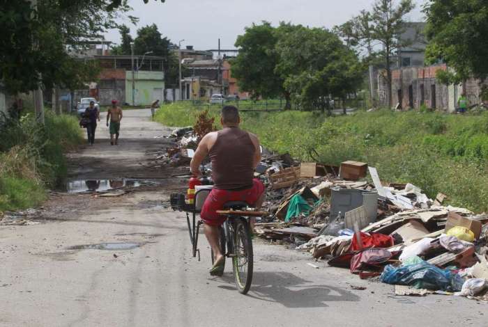 Na Rua Geraldo Crispim, em Jardim Jos� Bonif�cio, lixo, grandes po�as de lama e muito mato tomam conta do caminho que moradores passam para sair e voltar para casa