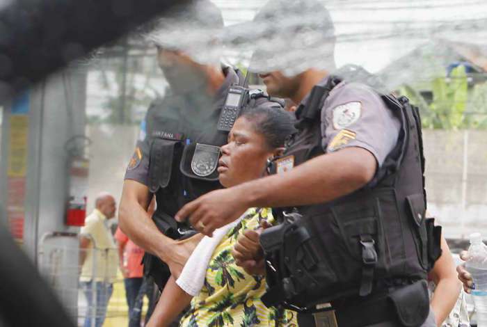 A mãe do suspeito morto na tentativa de assalto em posto de gasolina no Méier foi amparada por policiais após passar mal ao ver o corpo do filho, Claudeci Figueira Vieira