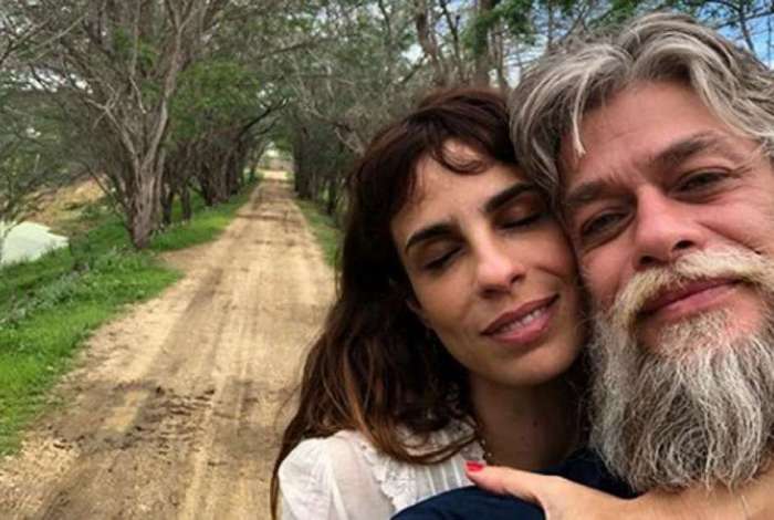 Maria Ribeiro e F�bio Assun��o assumem namoro