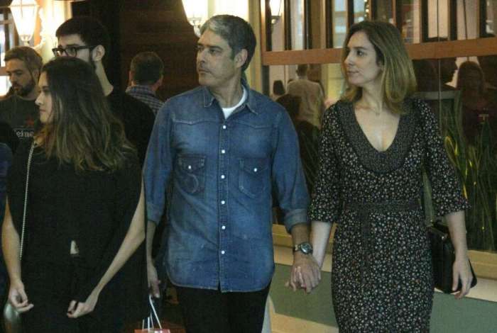 William Bonner passeia no shopping com a namorada, Natasha Dantas, e os filhos