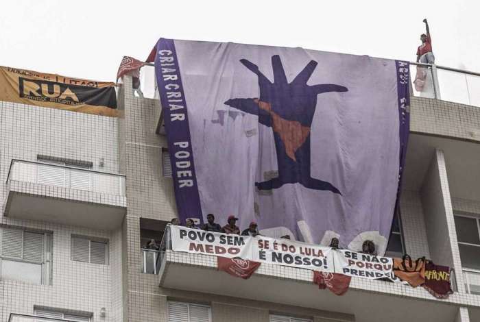 Manifestantes estenderam faixas de apoio ao ex-presidente