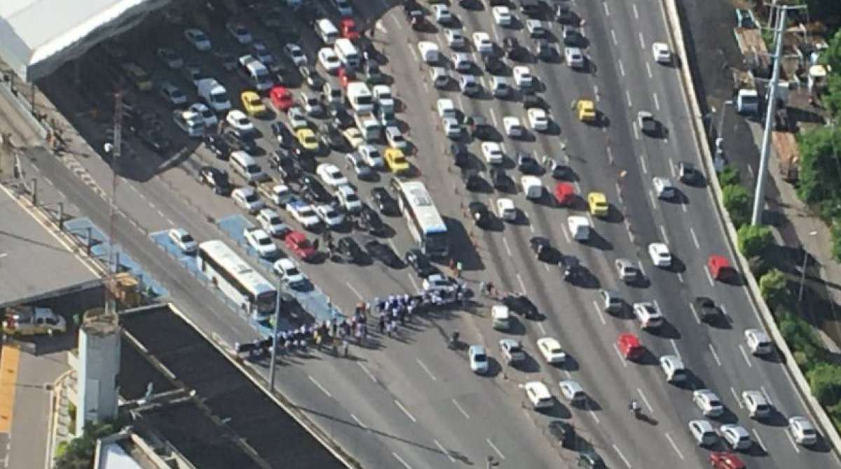 Protesto fechou a Linha Amarela no sentido Barra