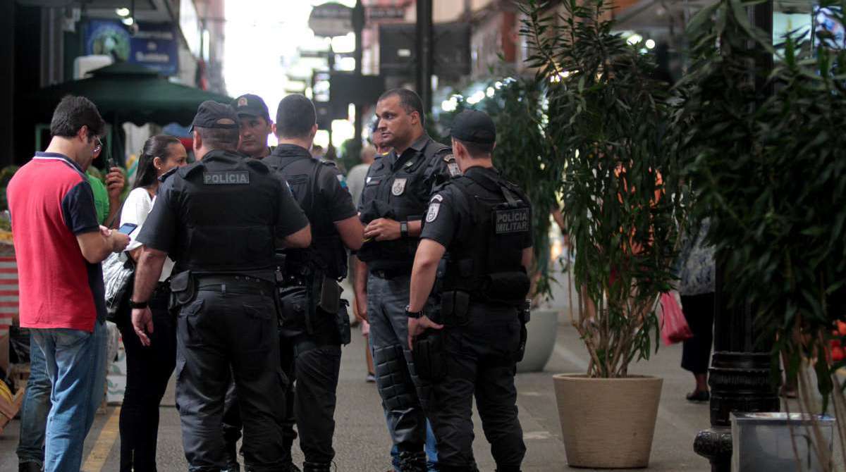 2018-04-17 - CIDADE - Tentativa de assalto no estacionamento da CADEG. Carro que sofreu tentativa de assalto era de funcionário da Loja Garcia. Foto: Fernanda Dias / Agencia O Dia.