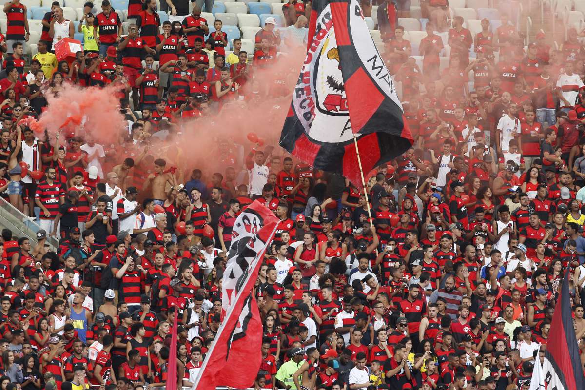 2018-04-17 - Torcida rubro negra lota treino do Flamengo, no est&aacute;dio do Maracan&atilde;, na v&eacute;spera do jogo contra o time do Santa F&eacute;, pela Libertadores. Foto de Alexandre Brum / Ag&ecirc;ncia O Dia - ATAQUE ESPORTE FUTEBOL FLA CL?.SSICO TA&Ccedil;A LIBERTADORES