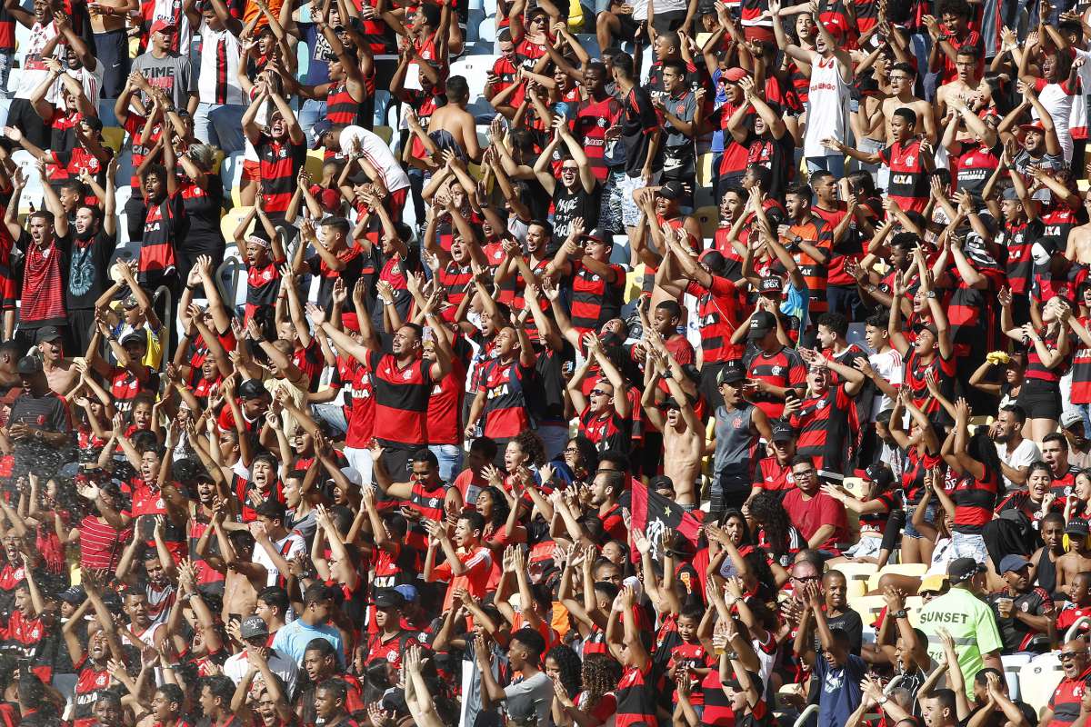 2018-04-17 - Torcida rubro negra lota treino do Flamengo, no est&aacute;dio do Maracan&atilde;, na v&eacute;spera do jogo contra o time do Santa F&eacute;, pela Libertadores. Foto de Alexandre Brum / Ag&ecirc;ncia O Dia - ATAQUE ESPORTE FUTEBOL FLA CL?.SSICO TA&Ccedil;A LIBERTADORES