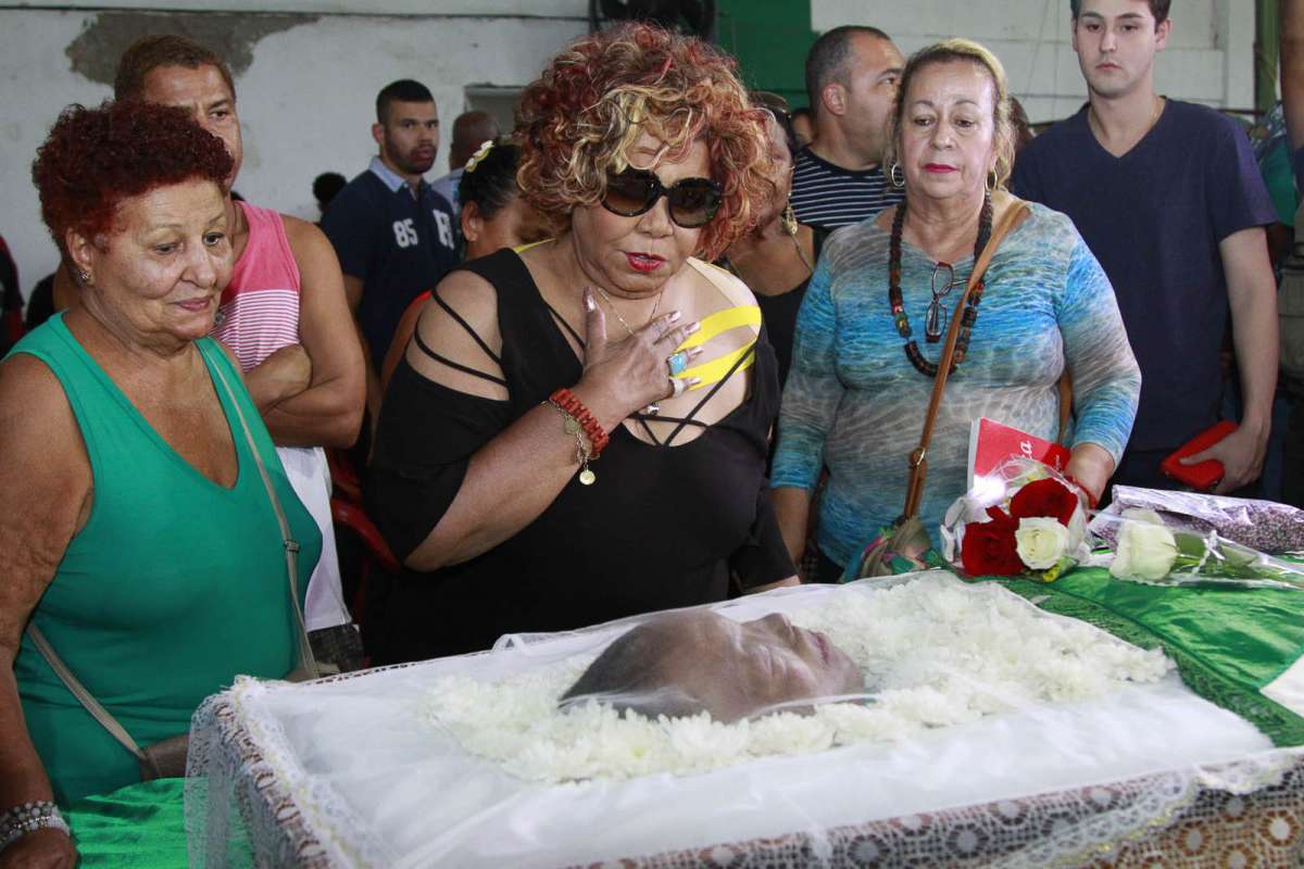 Alcione no velório de Dona Ivone Lara