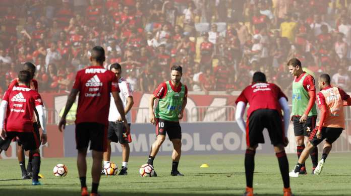 Que torcida � essa? Diante de 45.977 presentes no Maracan�, os jogadores do Flamengo participam do �ltimo treinamento antes de encarar os colombianos do Santa F�, pela Libertadores