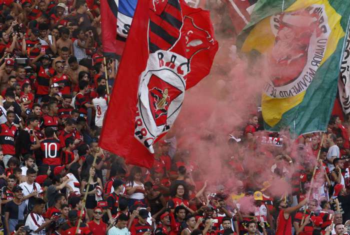 17/04/2018 - Torcida rubro negra lota treino do Flamengo, no est�dio do Maracan�, na v�spera do jogo contra o time do Santa F�, pela Libertadores. Foto de Alexandre Brum / Ag�ncia O Dia - ATAQUE ESPORTE FUTEBOL FLA CL?.SSICO TA�A LIBERTADORES