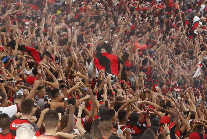 17/04/2018 - Torcida rubro negra lota treino do Flamengo, no est�dio do Maracan�, na v�spera do jogo contra o time do Santa F�, pela Libertadores. Foto de Alexandre Brum / Ag�ncia O Dia - ATAQUE ESPORTE FUTEBOL FLA CL?.SSICO TA�A LIBERTADORES