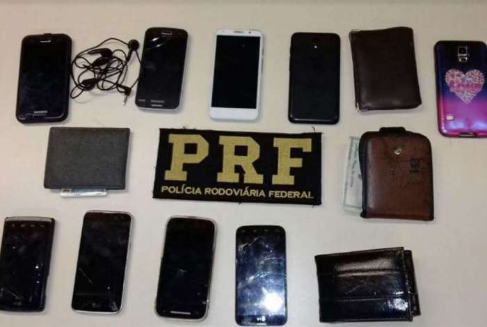 Celulares e carteiras dos passageiros foram recuperados pela PRF