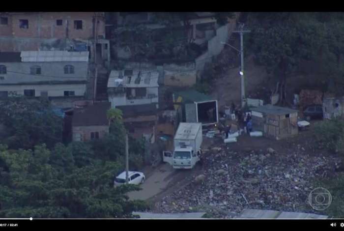 Homens descarregam caminh�o roubado no Morro da Pedreira