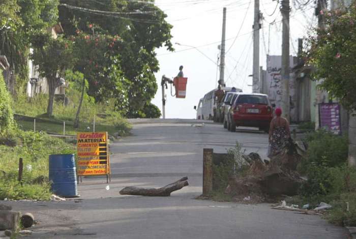 Bandidos instalaram barricadas por Belford Roxo. Ontem, o DIA flagrou uma delas em uma rua de Jardim Dimas Filho, a 8 km de Parque Floresta