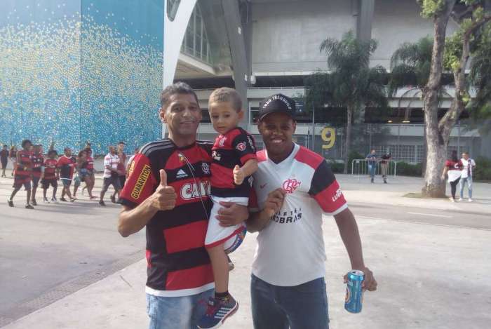 Gerson (esq.),Jo�o e Leandro, torcedores do Flamengo que foram ao treino aberto.