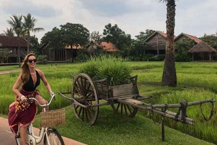 Mariana Ximenes posa no Camboja 