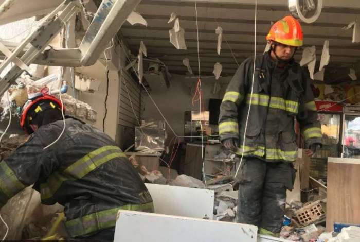 Bombeiros atendem ocorrncia de exploso em posto de gasolina, na Zona Norte de So Paulo.